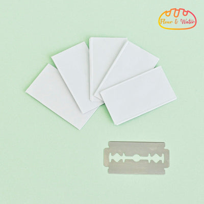 Pack of 10 double-edge razor blades in paper sleeves for bread lames